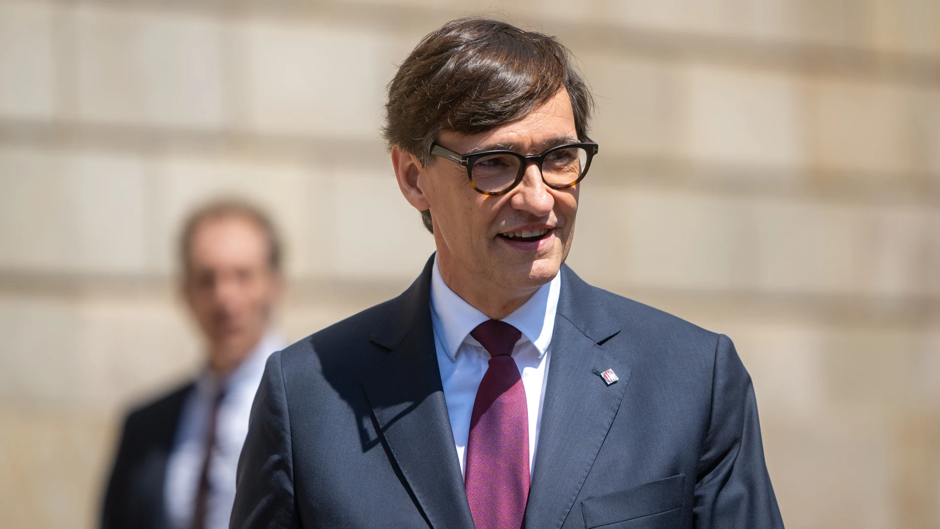 El nuevo president de la Generalitat de Cataluña, Salvador Ila, a su salida de la toma de posesión como president de la Generalitat, en la plaza de Sant Jaume, a 10 de agosto de 2024, en Barcelona, Catalunya (España). El primer secretario del PSC, Salvador Illa, fue investido el pasado 8 de agosto, presidente de la Generalitat con los votos de los 42 diputados de su grupo parlamentario (PSC-Units), los 20 de ERC y los 6 de los Comuns, que suman los 68 escaños que representan la mayoría absolu...