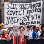 Independentistas, afines al PSC y curiosos siguen la toma de posesión de Illa en plaza Sant Jaume