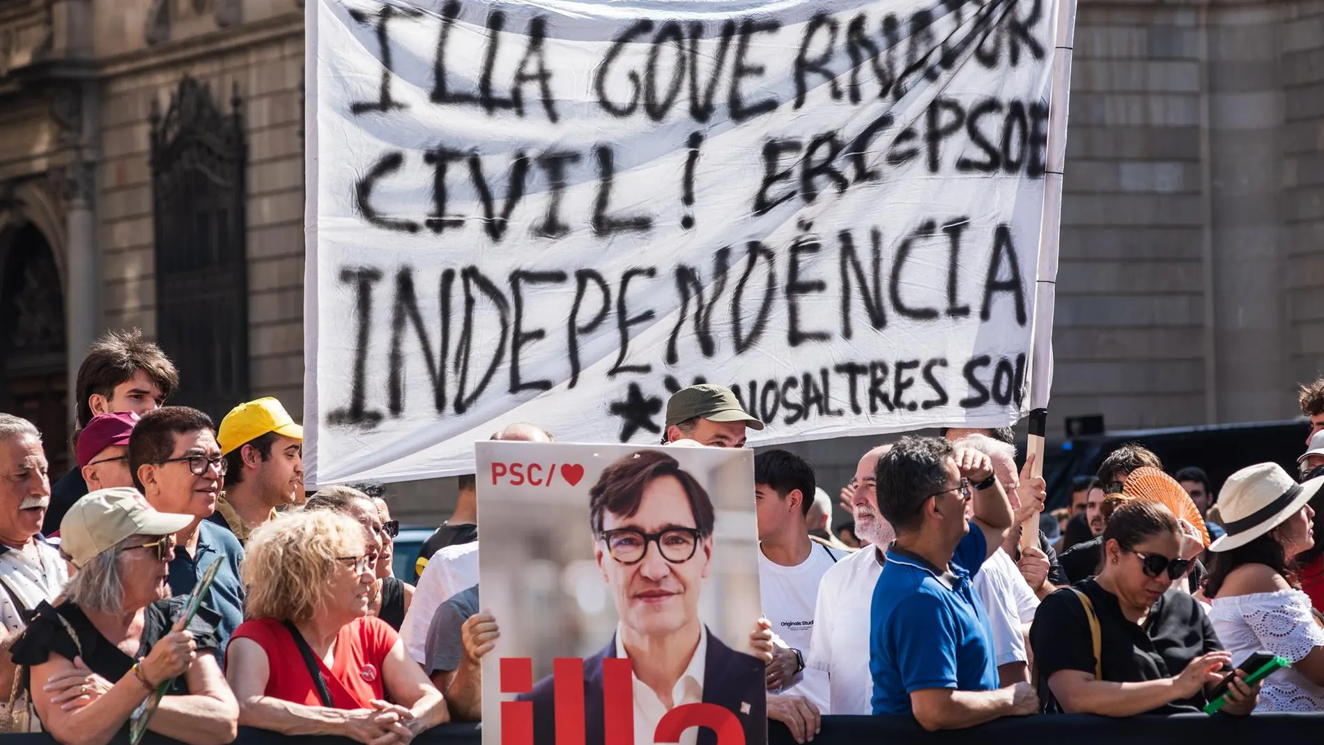 Independentistas, afines al PSC y curiosos siguen la toma de posesión de Illa en plaza Sant Jaume