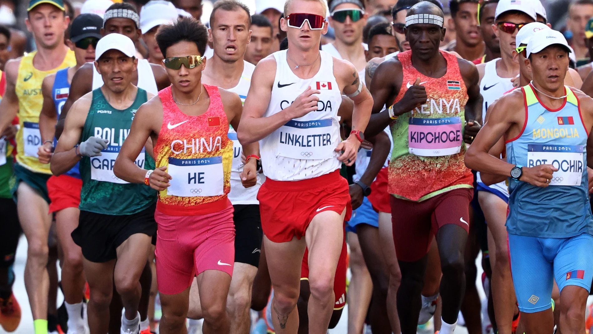 Saint-denis (France), 10/08/2024.- (Front L-R) He Jie of China, Rory Linkletter of Canada, Eliud Kipchoge of Kenya and Ser-Od Bat-Ochir of Mongolia compete during the Men's Marathon of the Athletics competitions in the Paris 2024 Olympic Games in Paris, France, 10 August 2024. (Maratón, Francia, Kenia) EFE/EPA/ANNA SZILAGYI