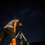 Un hombre observando las Perseidas