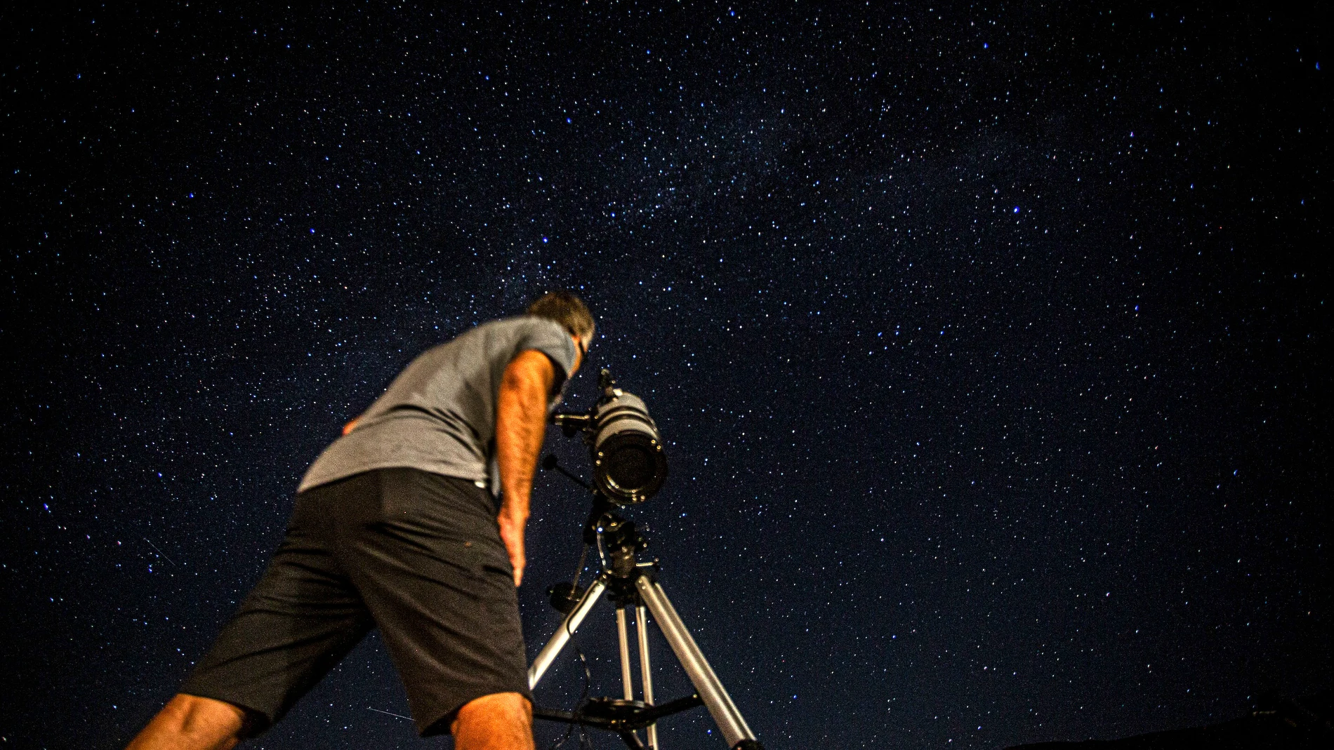 Un hombre observando las Perseidas