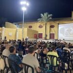 Las sesiones de cine son seguidas por muchos vecinos de la localidad
