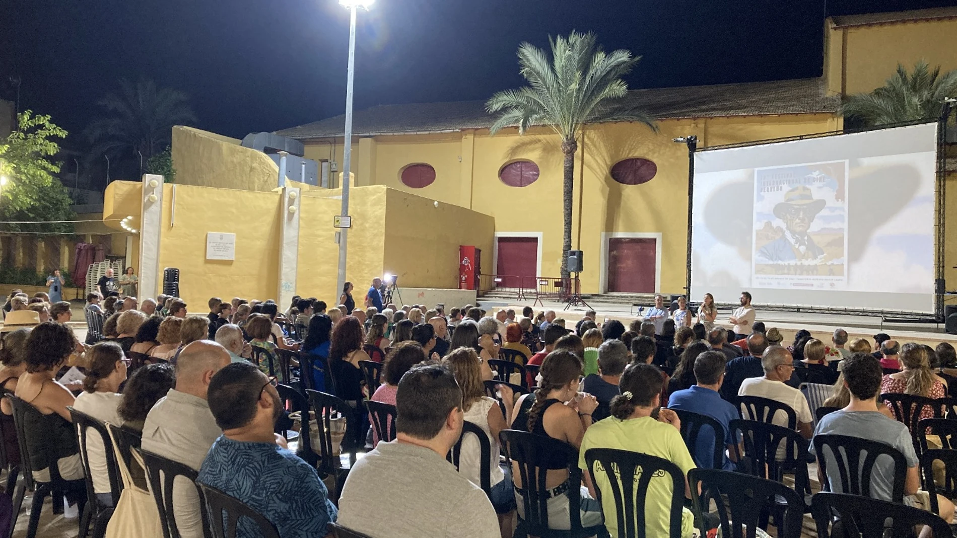 Las sesiones de cine son seguidas por muchos vecinos de la localidad