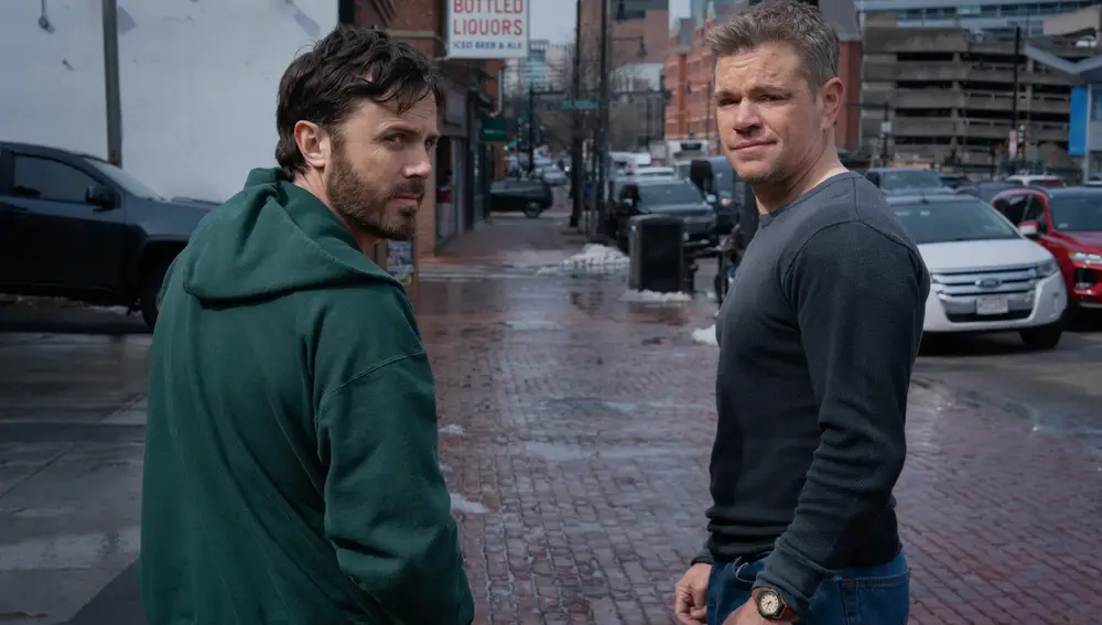 Casey Affleck y Matt Damon en "Los instigadores", ya en Apple