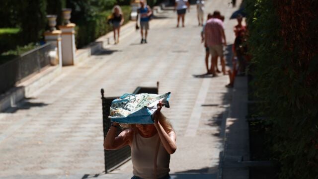 Una mujer se protege del sol