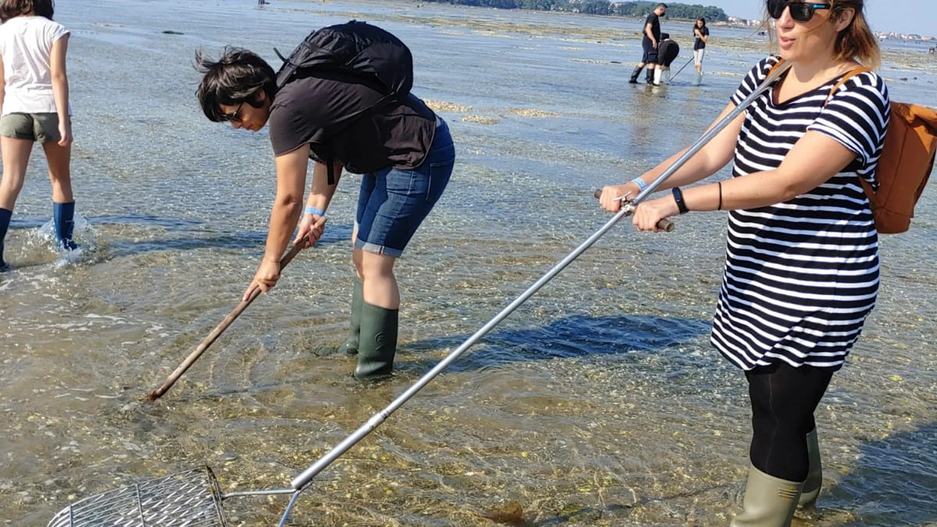 MADRID, 11/08/2024.- Los negocios de "turismo marinero" y pescaturismo, en los que los pescadores y los mariscadores enseñan su medio de vida, florecen en el litoral y se benefician del buen momento turístico en España y del incremento de viajeros. En la imagen, excursión con mariscadoras en Cambados. EFE/PescaTurismo -SOLO USO EDITORIAL/SOLO DISPONIBLE PARA ILUSTRAR LA NOTICIA QUE ACOMPAÑA (CRÉDITO OBLIGATORIO)-