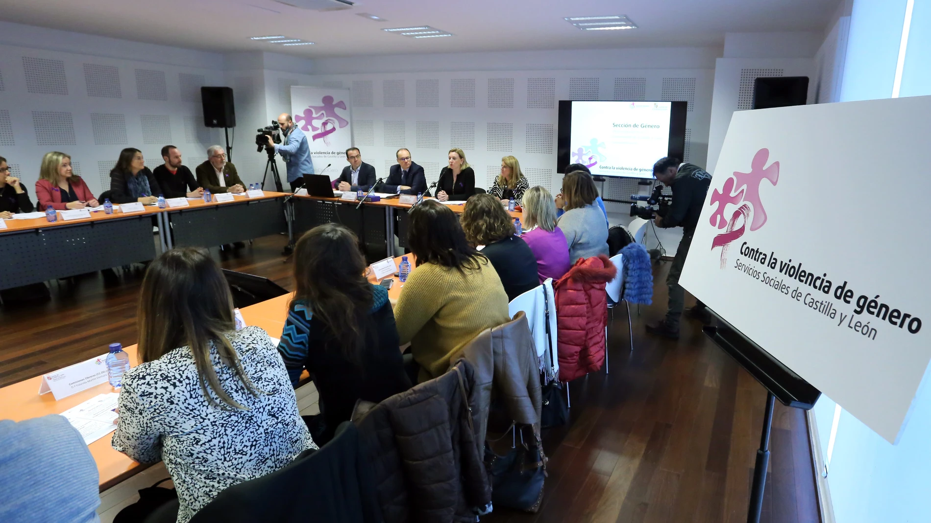 La consejera Isabel Blanco preside una reunión del Observatorio de Violencia de Género de la Comunidad