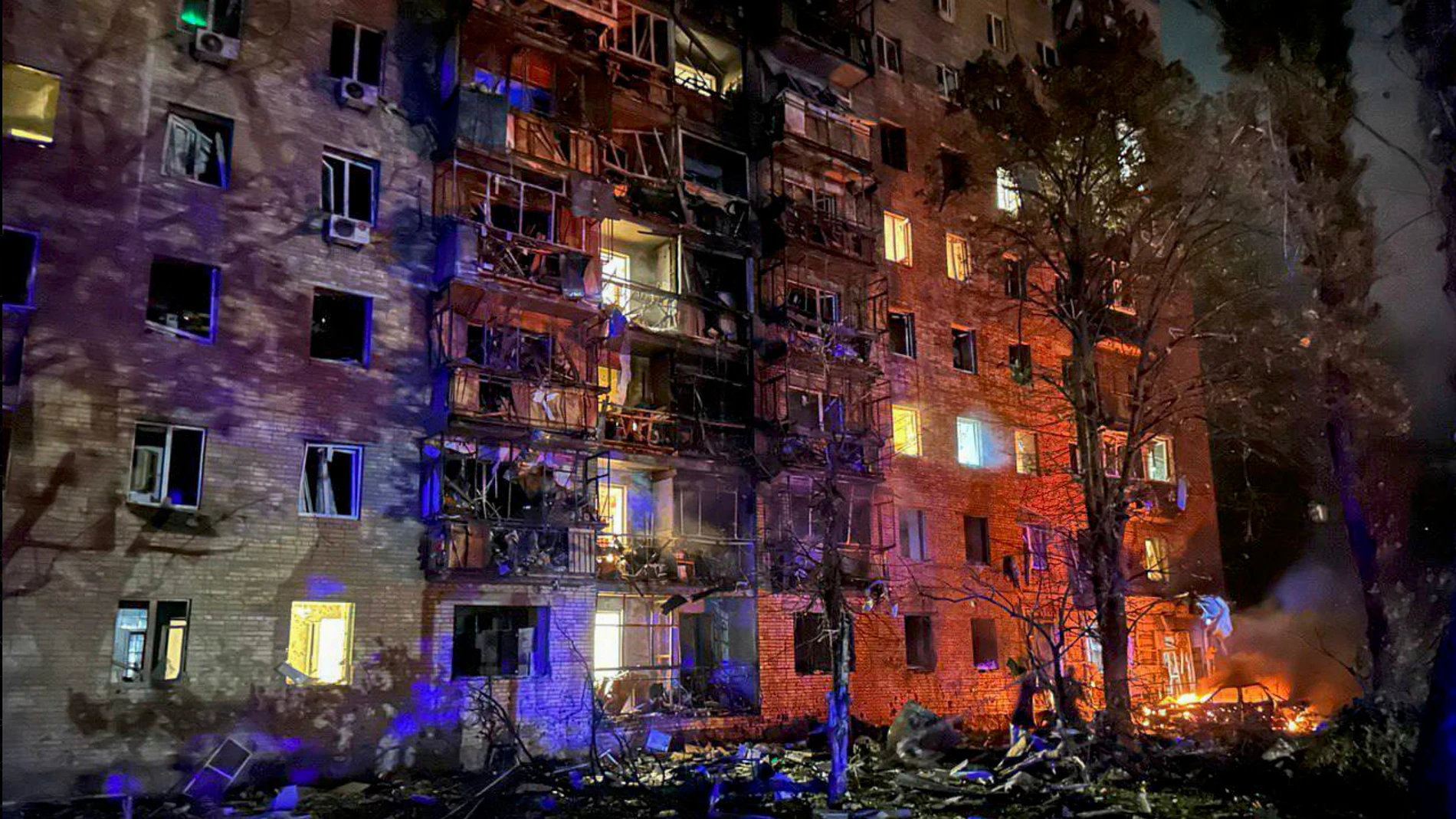 Kursk (Russian Federation), 11/08/2024.- A handout picture made available by Mayor of Kursk Igor Kutsak shows an apartment building damaged by falling debris from a downed Ukrainian missile in Kursk, Russia, 11 August 2024. Acting Governor of Kursk Region Alexey Smirnov reported at least 13 injured, two of them in serious condition. (Rusia, Ucrania) EFE/EPA/IGOR KUTSAK HANDOUT HANDOUT EDITORIAL USE ONLY/NO SALESHANDOUT EDITORIAL USE ONLY/NO SALES