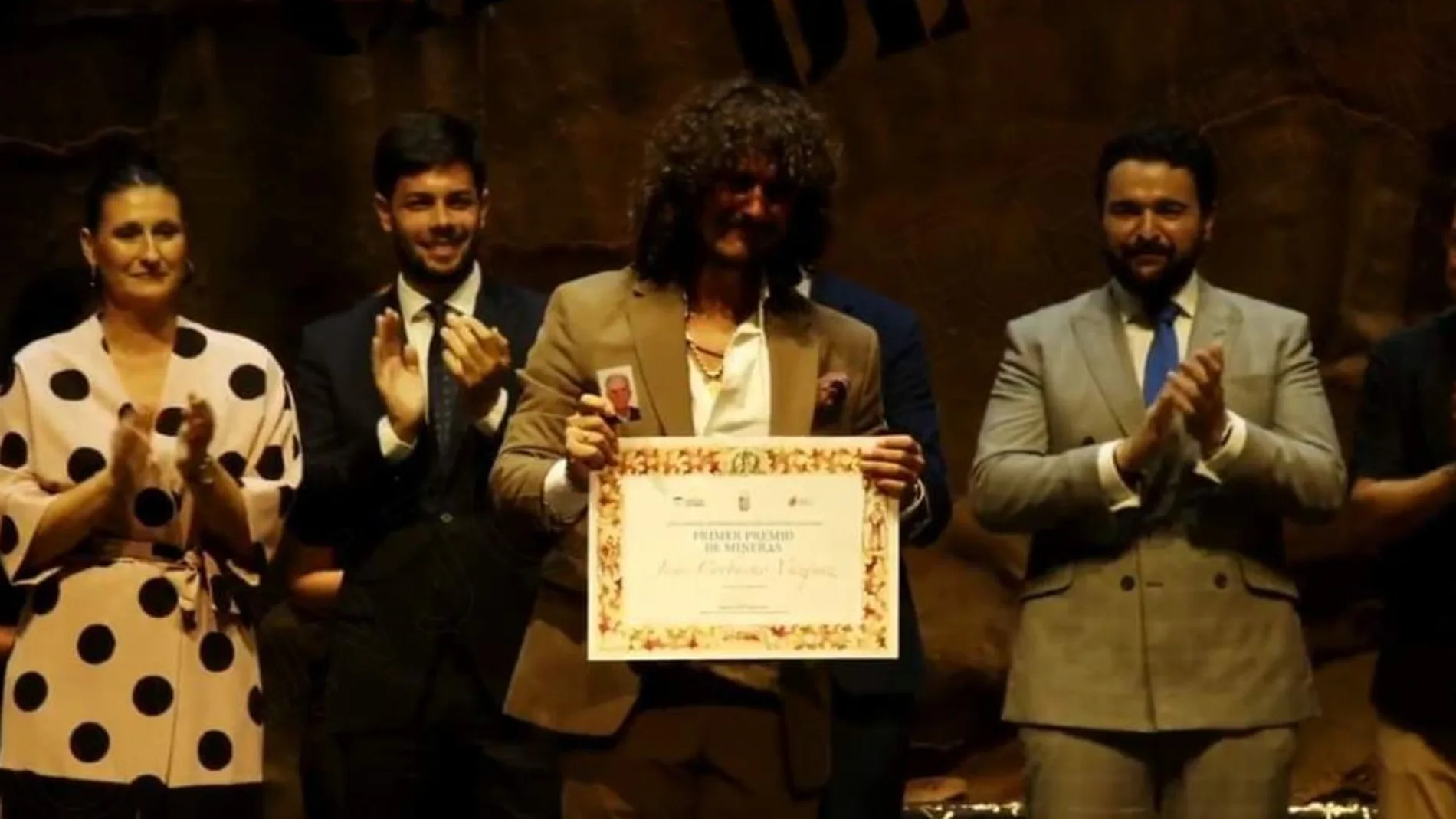 Jesús Corbacho besó el escenario de la Catedral del Cante tras ganar la Lámpara Minera’del LXIII Festival Internacional del Cante de las Minas
