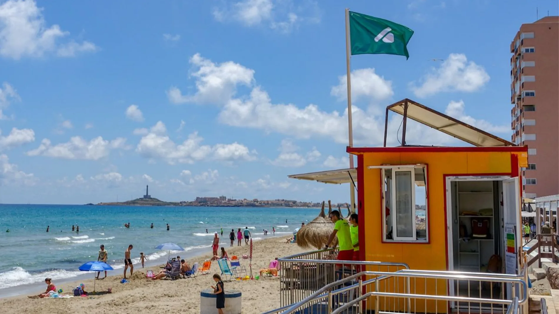 Socorristas en el puesto de Las Sirenas de La Manga este verano.