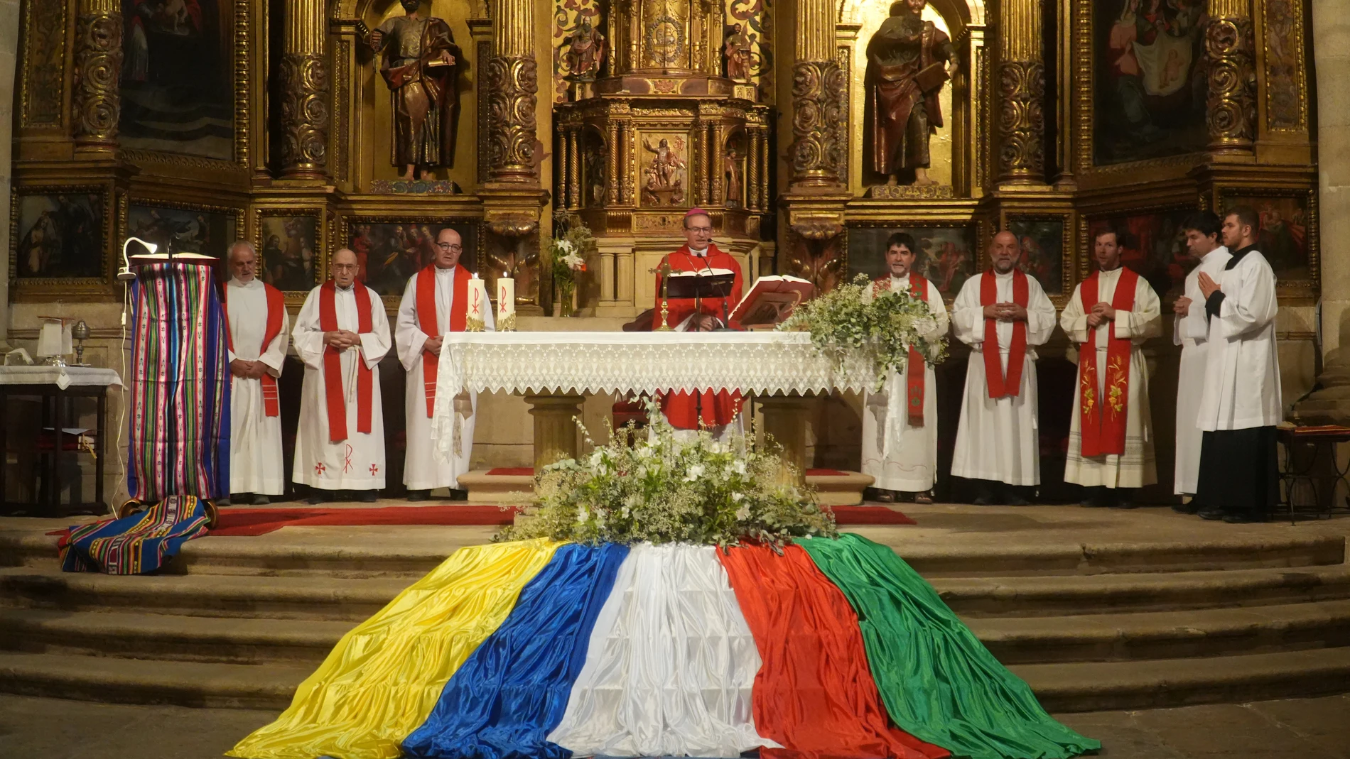 El obispo de Osma-Soria, Abilio Martínez, oficia la misa del Día del Misionero en Vinuesa