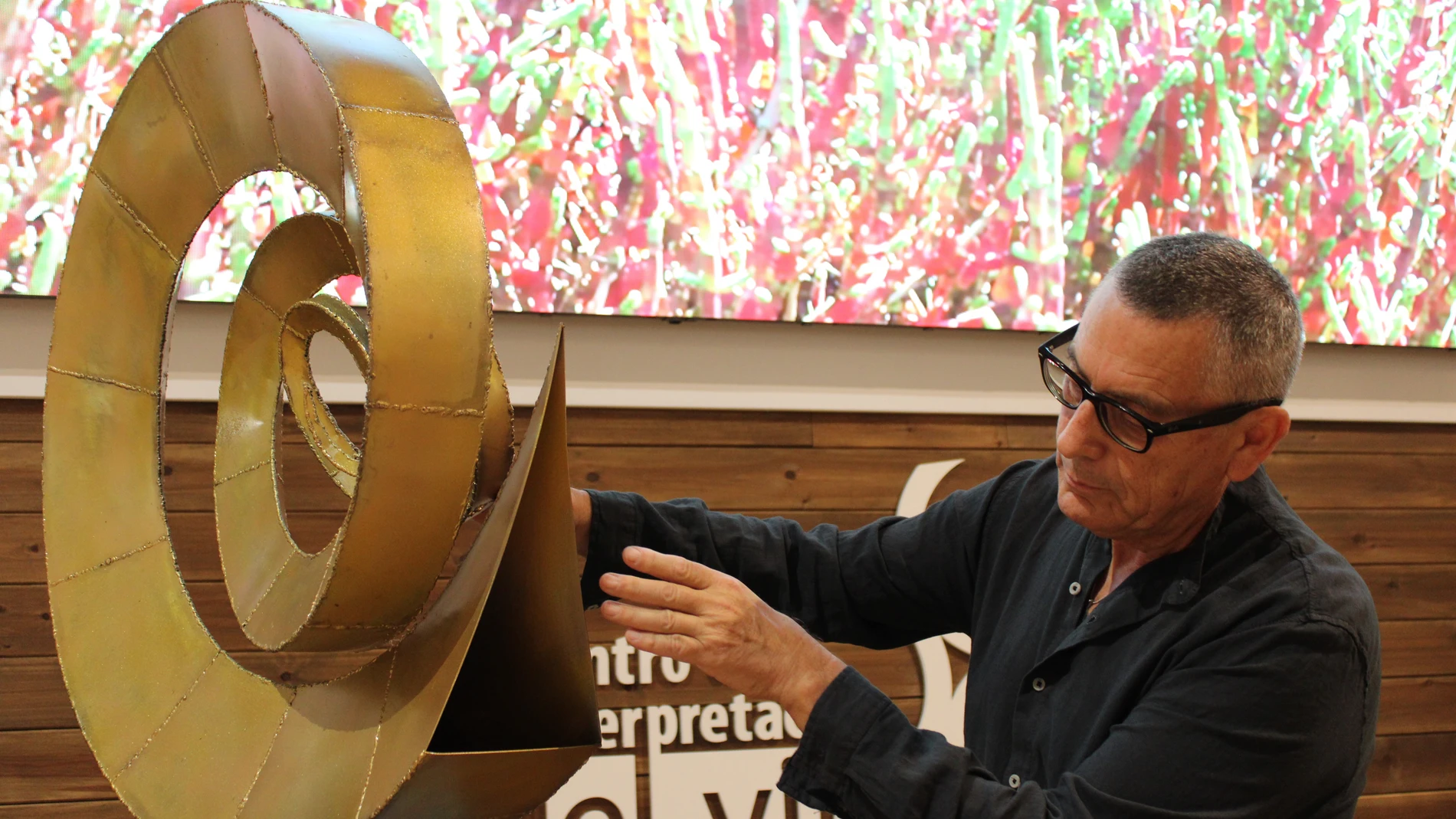 El artista Pedro Barberá con la escultura que identifica al levante gaditano