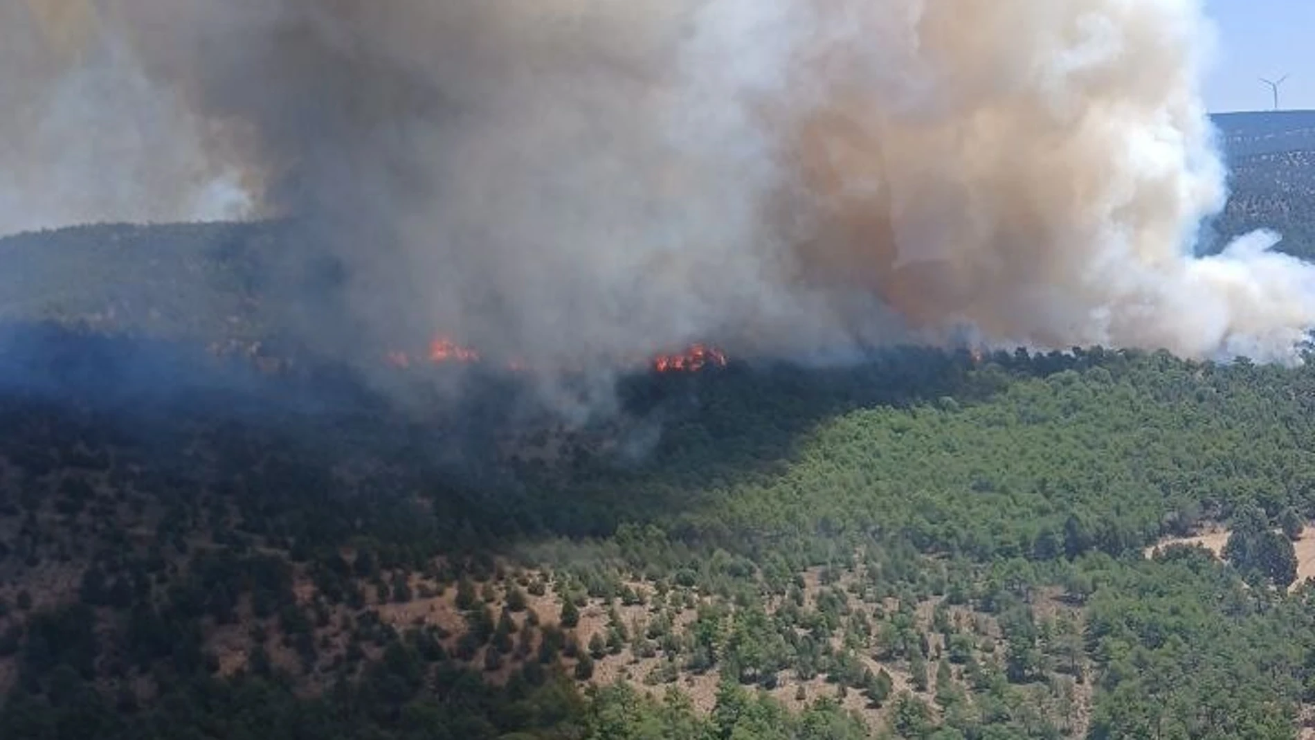 Imagen aérea del incendio declarado en Corbalán (Teruel)