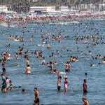 Lleno en las playas de Las Arenas y La Malvarrosa de València