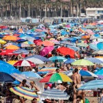 Lleno en las playas de Las Arenas y La Malvarrosa de València