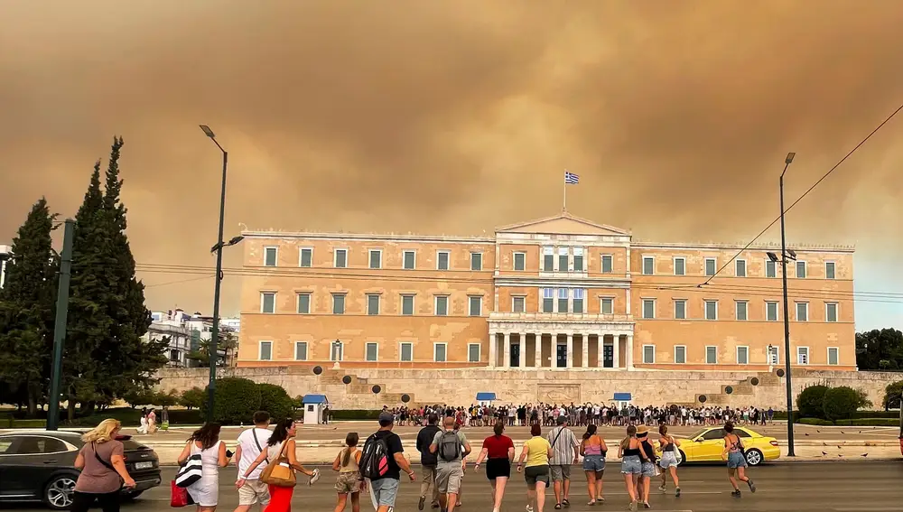 Humo de los incendios sobre la sede del Parlamento griego en Atenas