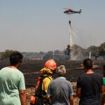Un helicóptero trata de apagar las llamas del incendio en Campillo de Azaba (Salamanca)