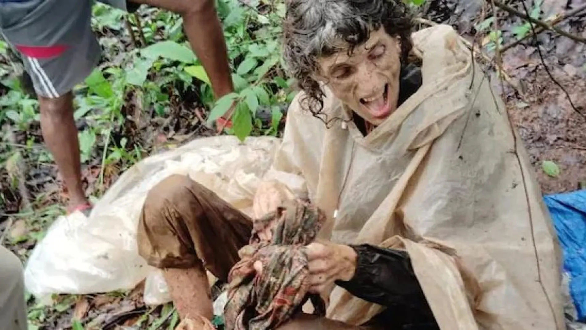 La cadena india NDTV muestra a la mujer encadenada en el bosque. (NDTV)