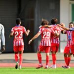 Los jugadores del Atlético felicitan a Joao Félix por su gol