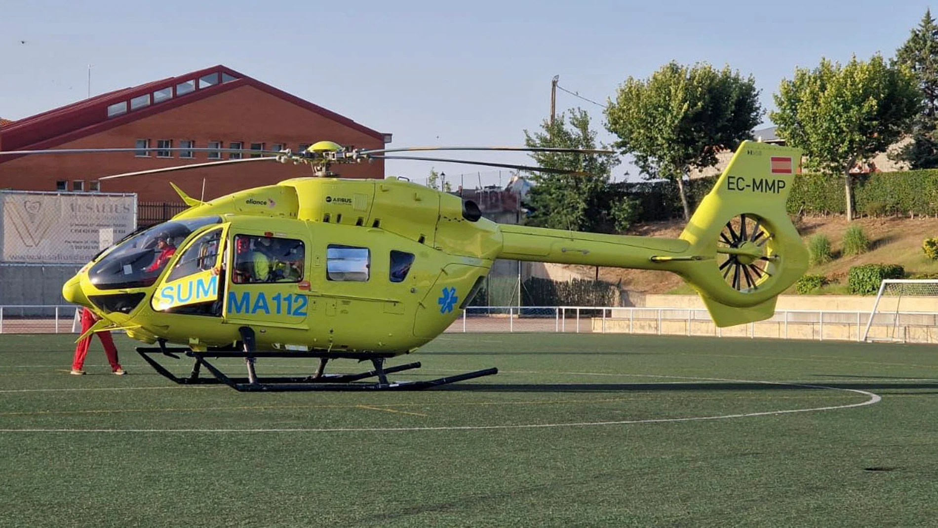 GRAF8129. MADRID, 11/08/2024.- Un joven de 20 años se encuentra en estado grave tras sufrir una agresión en la calle San Roque, en el municipio madrileño de Villa del Prado, y ha sido trasladado en helicóptero al hospital Doce de Octubre. EFE/Emergencias Madrid -SOLO USO EDITORIAL/SOLO DISPONIBLE PARA ILUSTRAR LA NOTICIA QUE ACOMPAÑA (CRÉDITO OBLIGATORIO)-