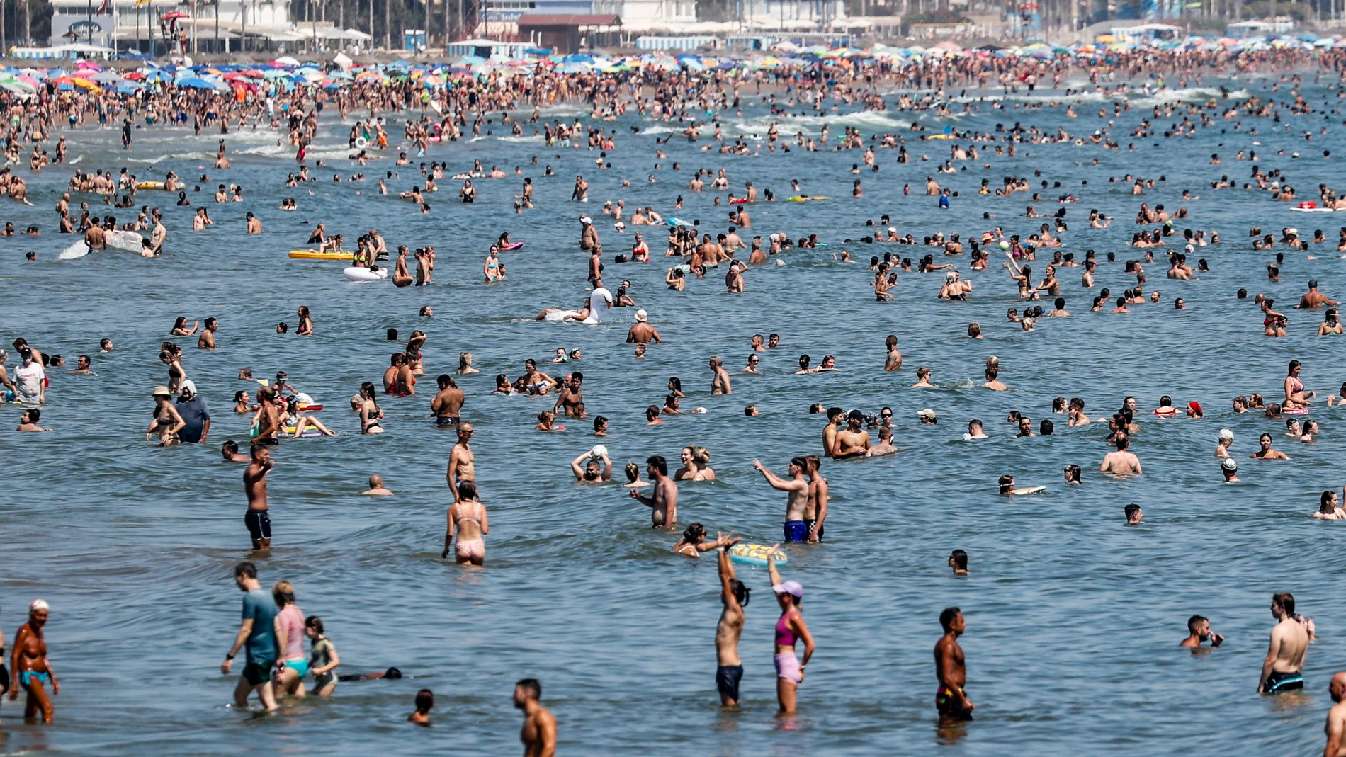 GRAFCVA2252. VALENCIA, 11/08/2024.- Miles de bañistas disfrutan este domingo de agosto del sol y el mar en las playas de Las Arenas y la Malvarrosa de València. EFE/Manuel Bruque