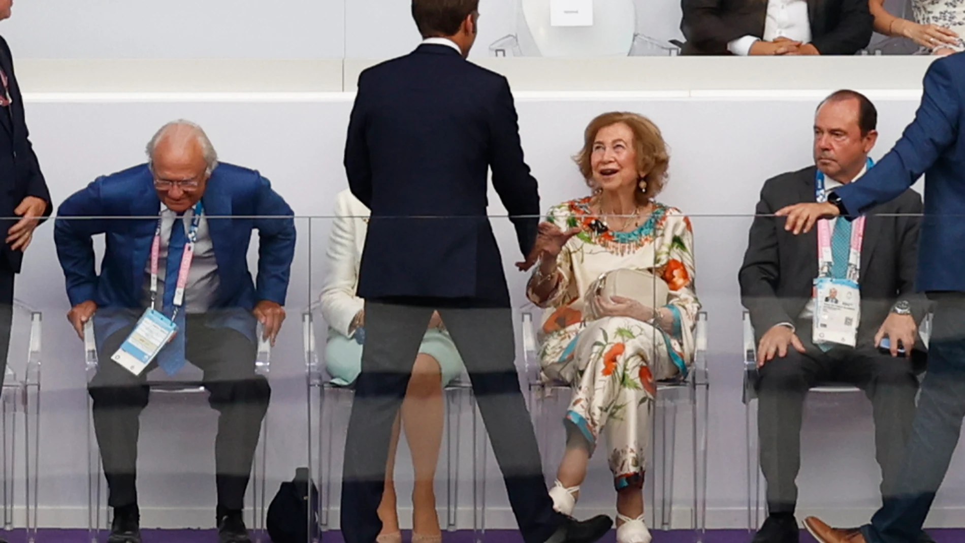 SAINT-DENIS (FRANCIA), 11/08/2024.- El presidente de la república francesa, Emmanuel Macron (c), saluda a la reina Sofía (2d) durante la ceremonia de clausura de los Juegos Olímpicos de París 2024 celebrada este domingo, en el Estadio de Francia en Saint-Denis (Francia).EFE/ Julio Muñoz