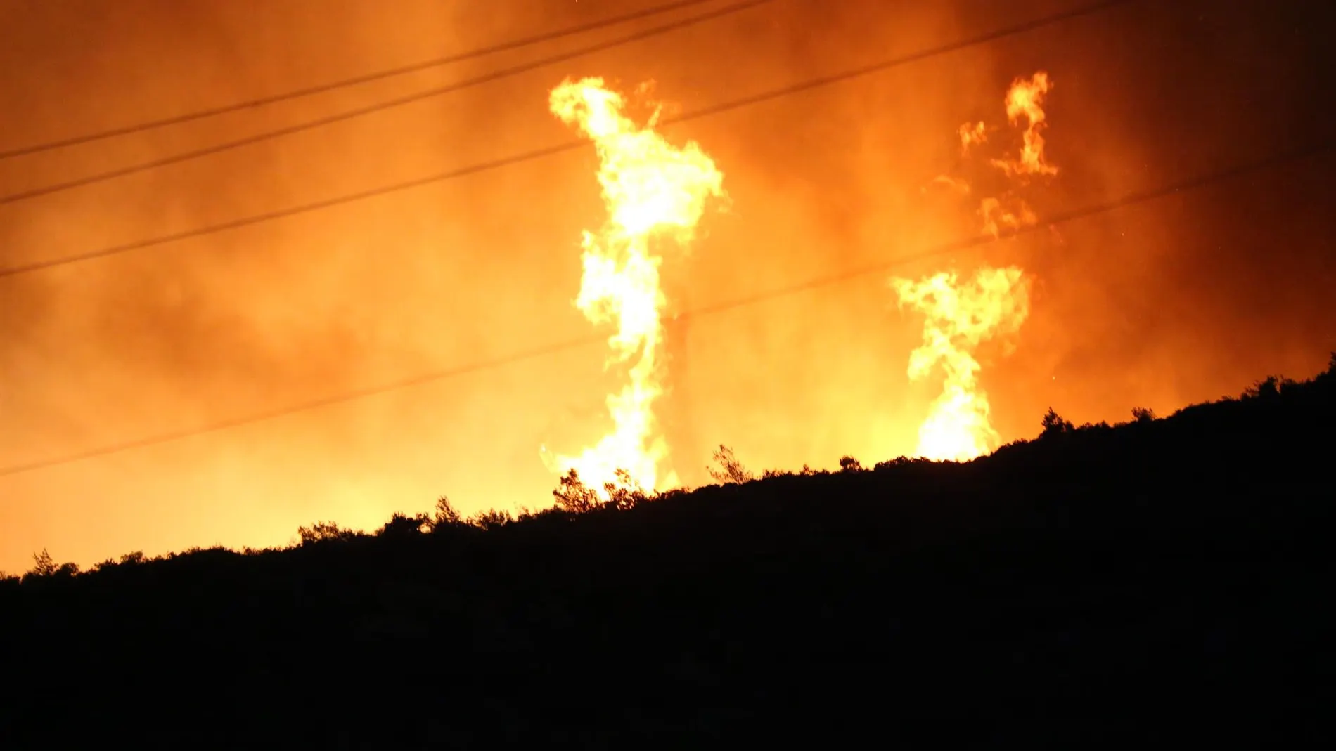 La UE despliega tres medios aéreos y equipos terrestres contra los incendios en Grecia