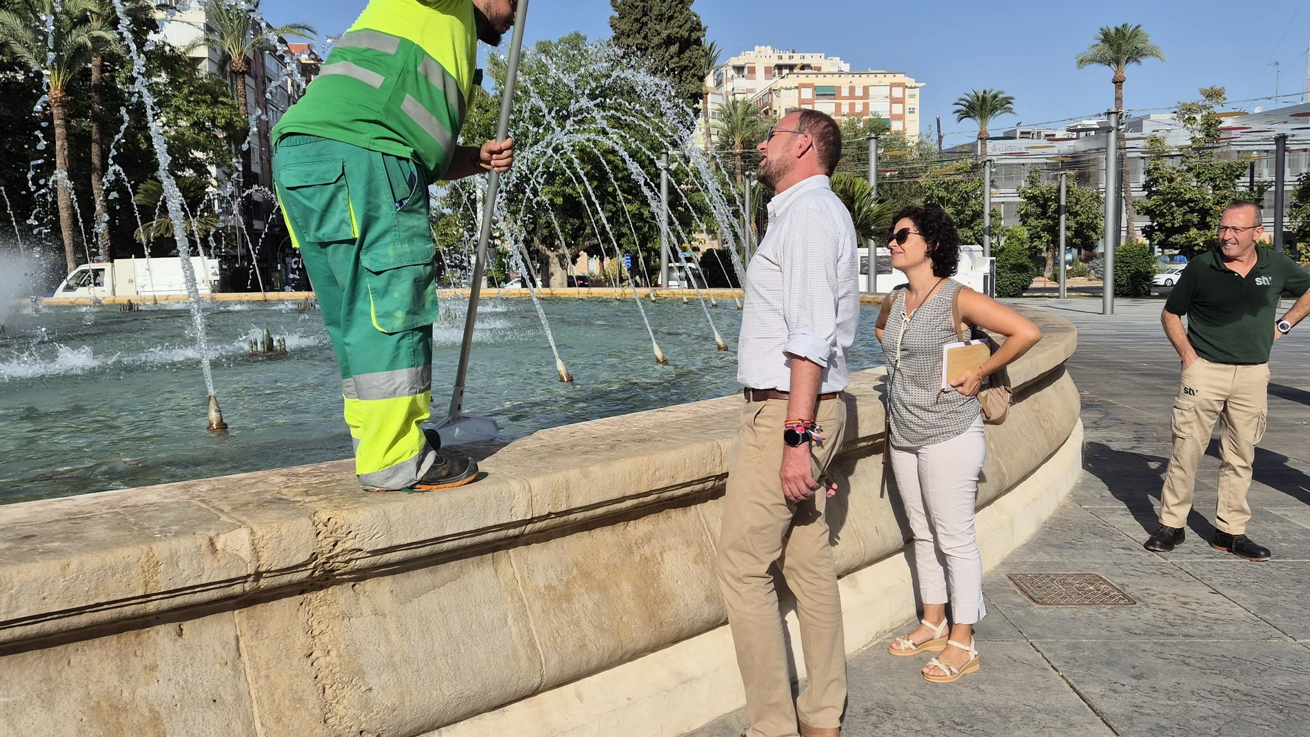 Declaraciones del concejal de Desarrollo Urbano y Ciudad Inteligente, José Guillén, habla con un operario encargado de la limpieza de fuentes AYUNTAMIENTO DE MURCIA 12/08/2024