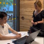 La concejal de Juventud, Carolina del Bosque, conversa con un joven que está estudiando