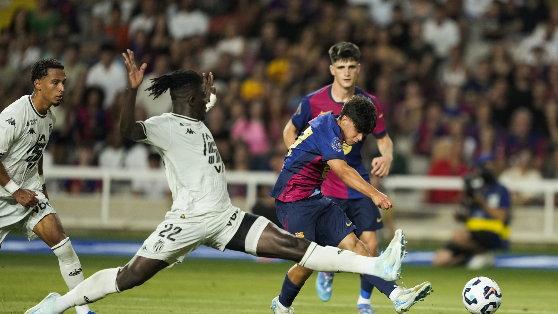 Pau Víctor dispara durante el partido entre el Barcelona y el Mónaco