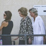 La Reina Sofía llega al velatorio de Juan Gómez-Acebo en Mallorca junto a Simoneta