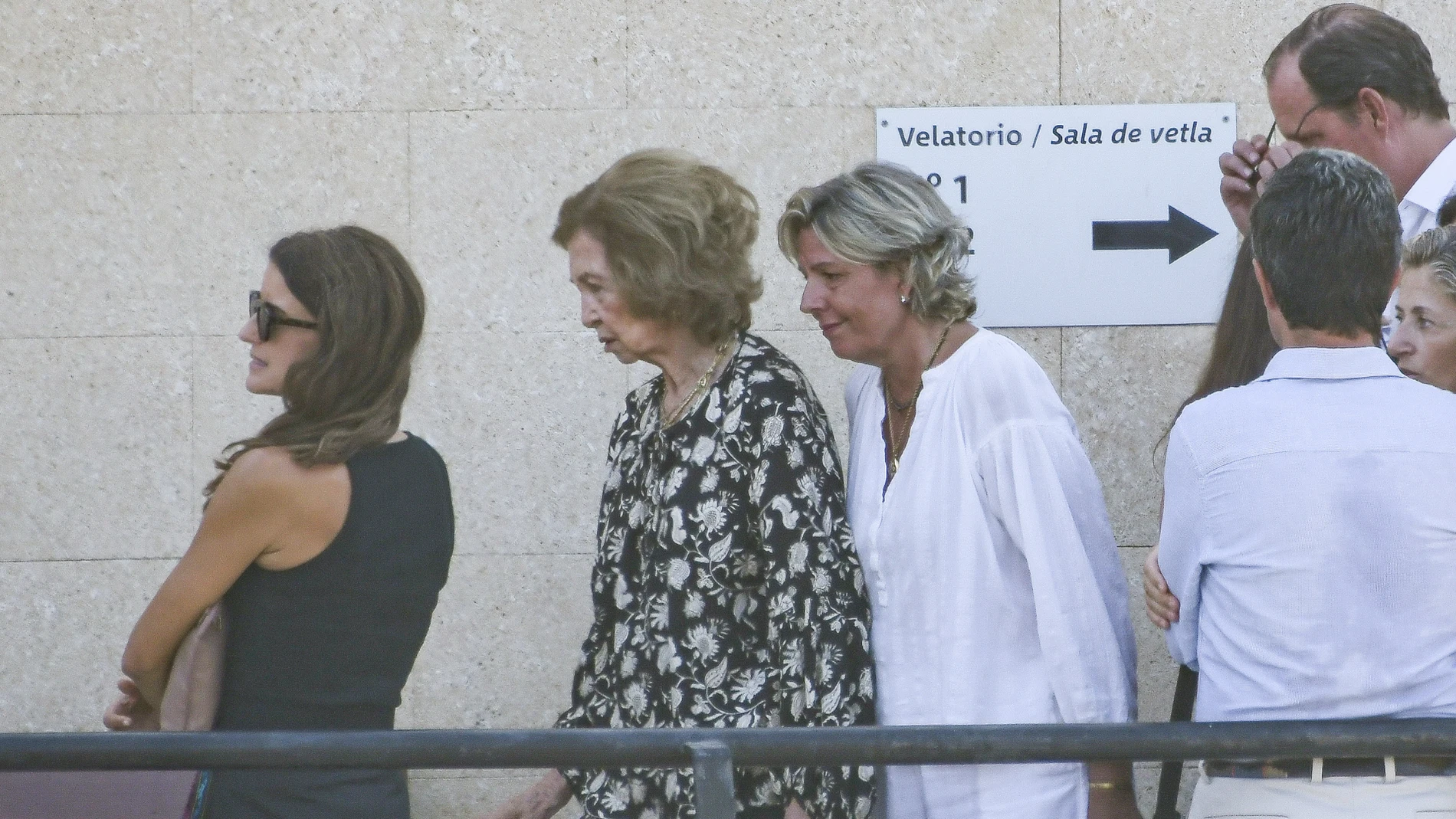 La Reina Sofía llega al velatorio de Juan Gómez-Acebo en Mallorca junto a Simoneta