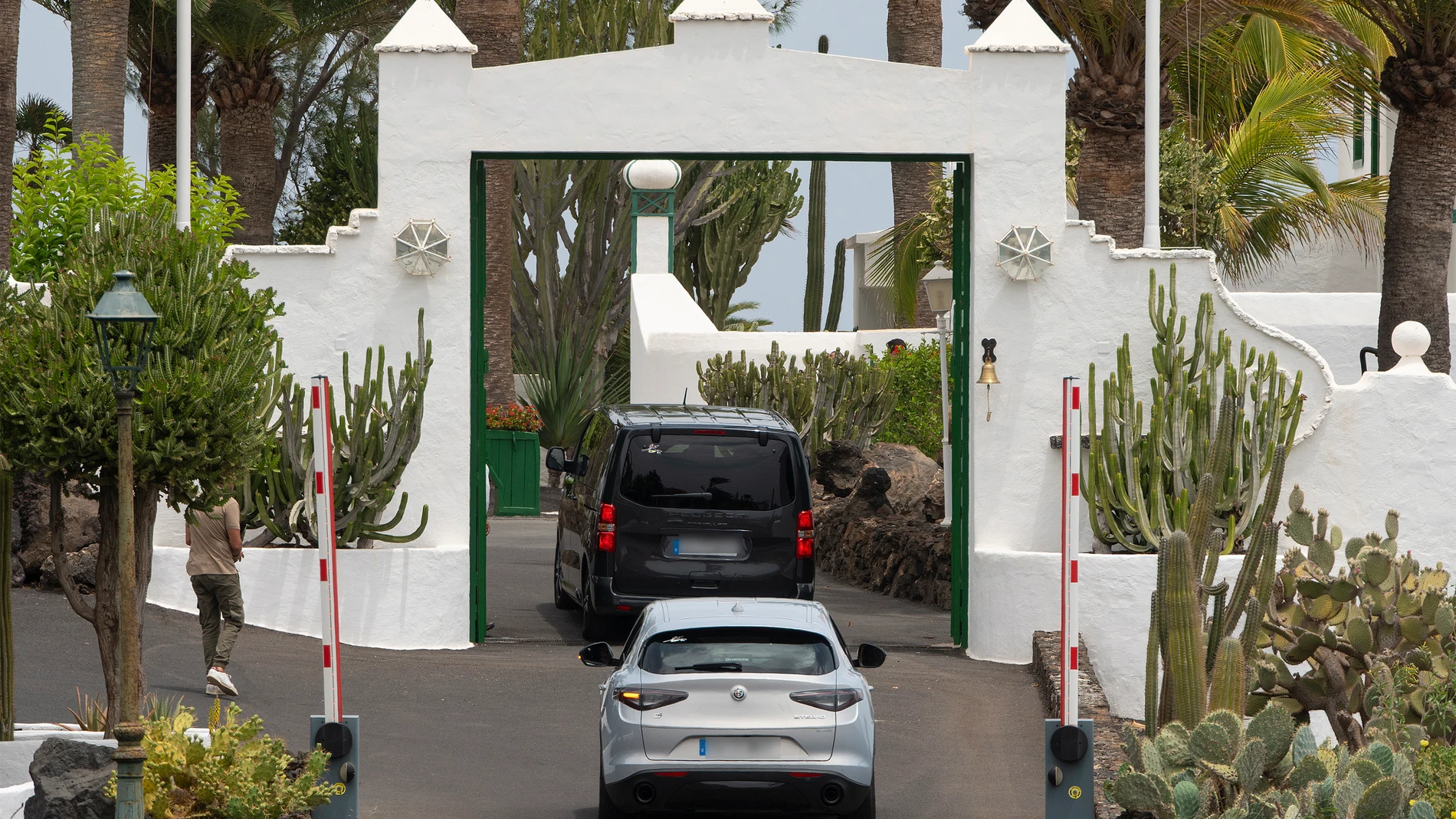 GRAFCAN2817. TEGUISE (LANZAROTE), 12/08/2024.-El presidente del Gobierno de España, Pedro Sánchez, ha llegado este lunes a Lanzarote para pasar sus vacaciones familiares en la residencia de La Mareta. EFE/ Adriel Perdomo