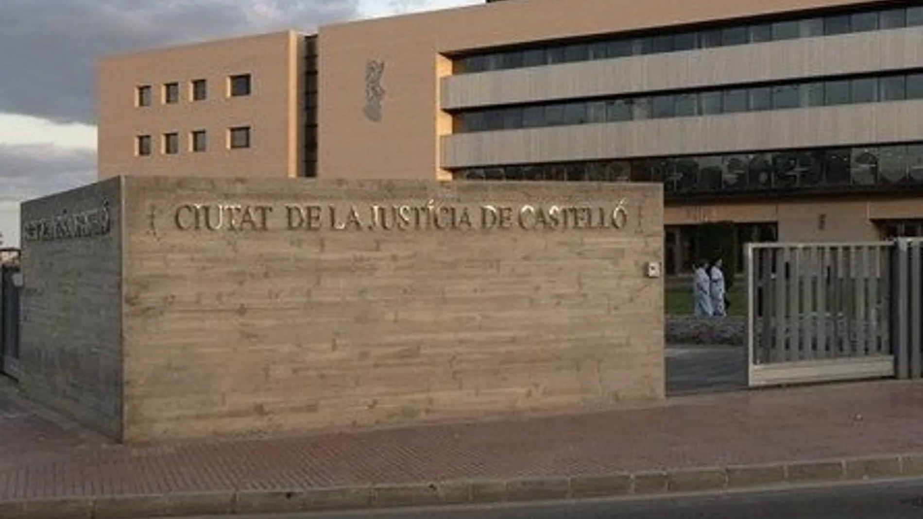 El juzgado deja en libertad a los padres que abandonaron a su recién nacida en el baño de un supermercado de Castellón