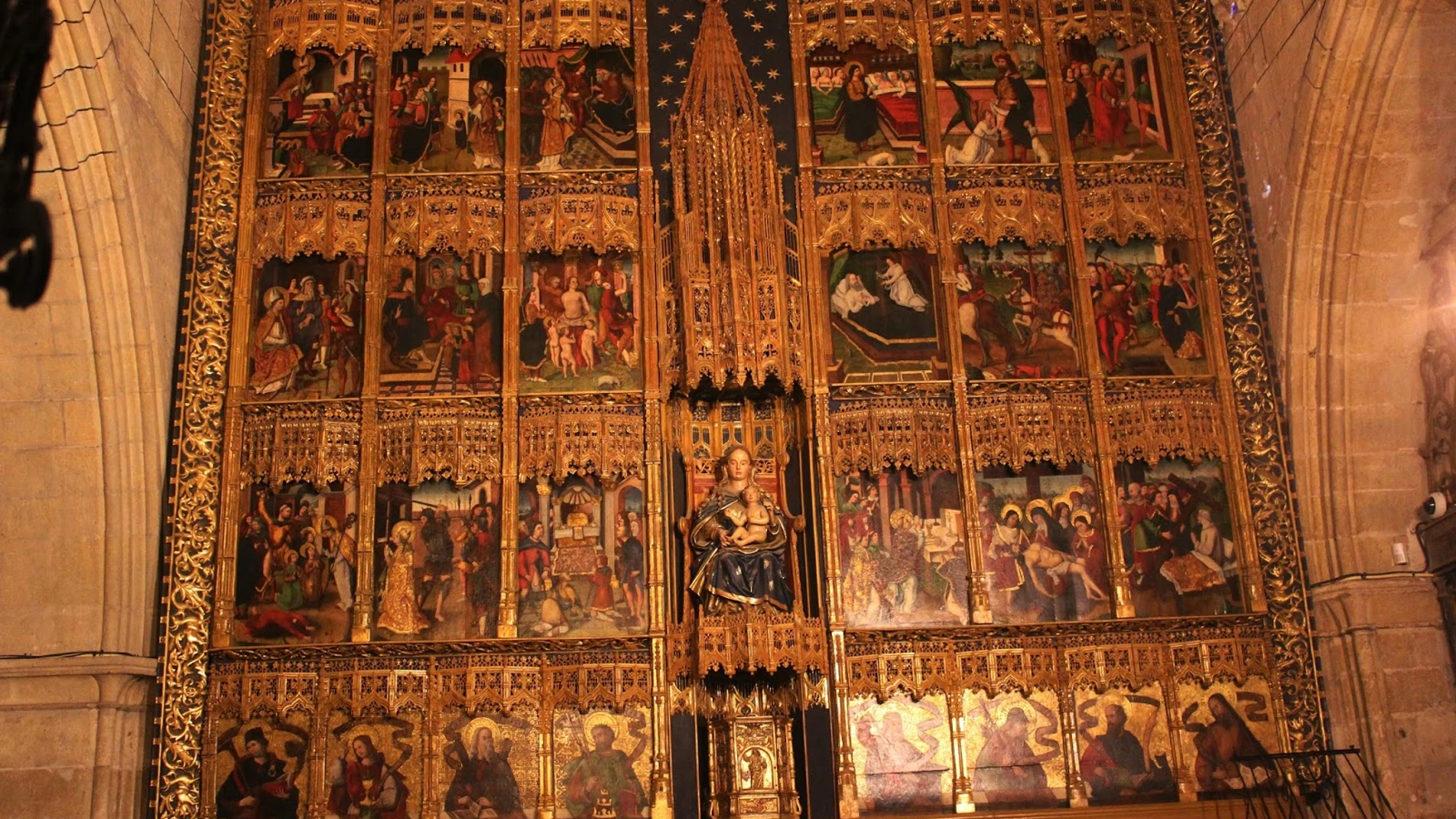 Retablo con San Babilés en el medio que puede verse en la catedral de León pero que estuvo en la iglesia de Quintanilla del Olmo