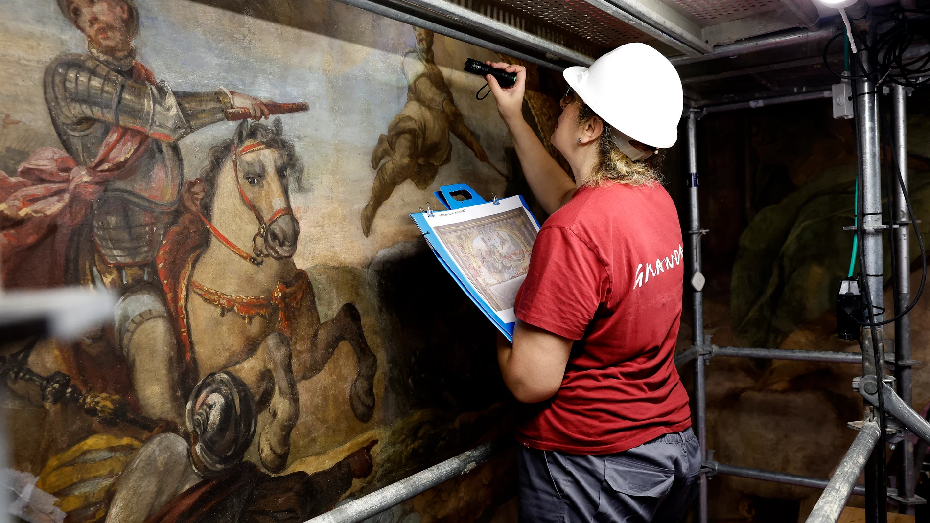 MADRID, 12/08/2024.- Trabajos de restauración de las pinturas murales que decoran el Oratorio de la Casa de la Villa realizadas por Antonio Palomino (1655-1726). EFE/ J.P.Gandul