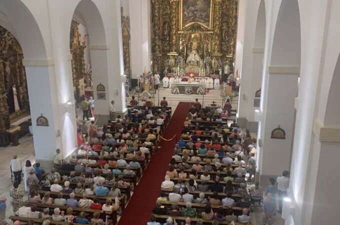 Imagen de archivo de fieles durante la misa