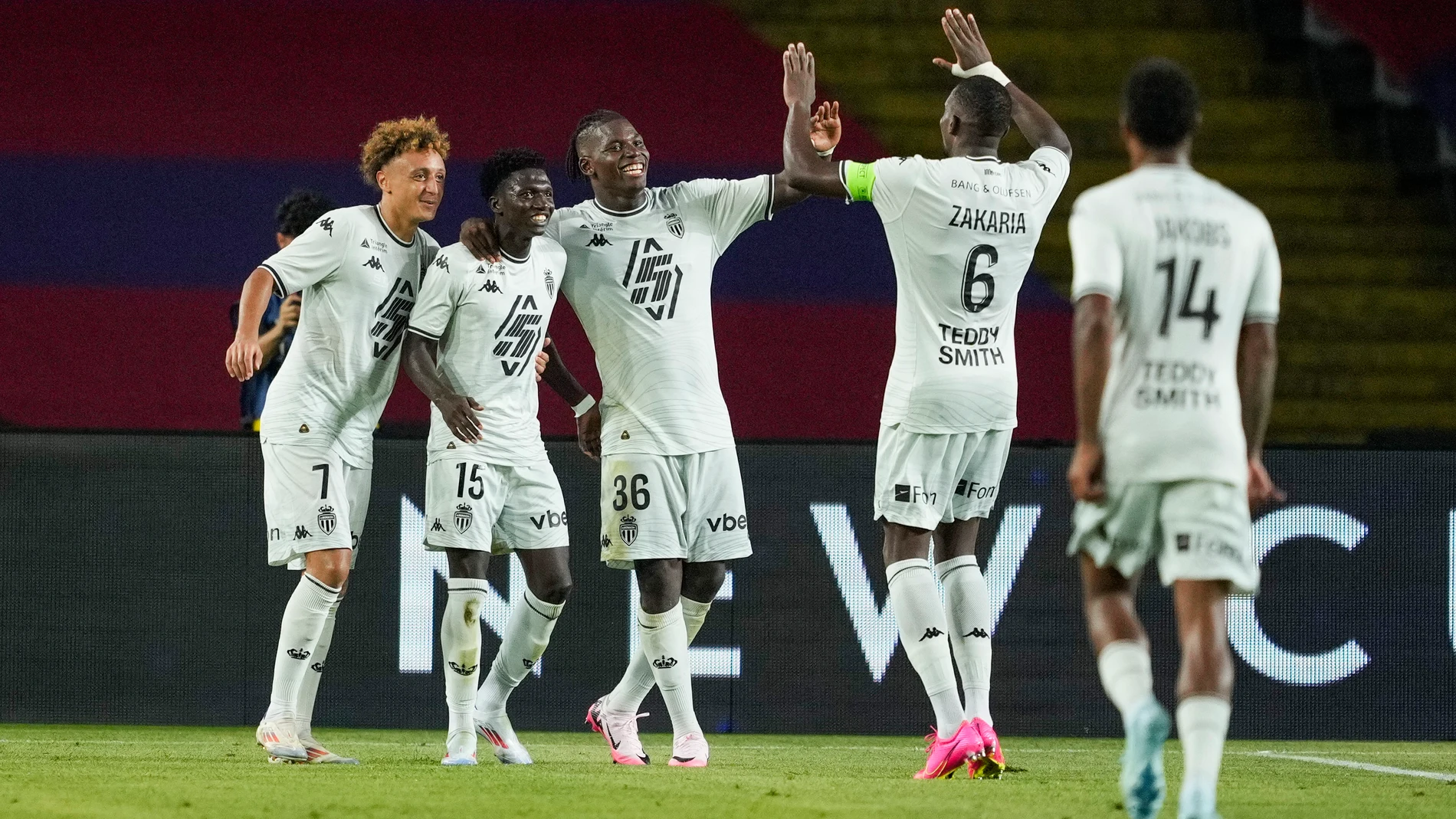 BARCELONA, 12/08/2024.- Los jugadores del Mónaco celebran el primer gol ante el Barcelona, obra de Lamine Camara (2i) durante el partido del torneo Joan Gamper, que Barcelona y Mónaco disputan este lunes en el estadio Olímpico Lluis Companys. EFE/ Alejandro García