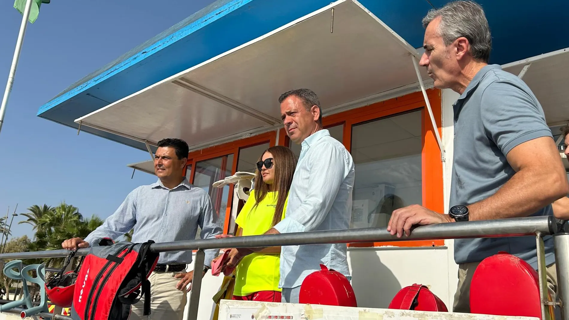 El consejero de Presidencia, Portavocía, Acción Exterior y Emergencias, Marcos Ortuño, junto con el alcalde de San Javier, José Miguel Luengo (1i), el director de Seguridad y Emergencias, Pedro Vicente (1d), y una socorrista del Plan Copla en un puesto de vigilancia de La Ribera