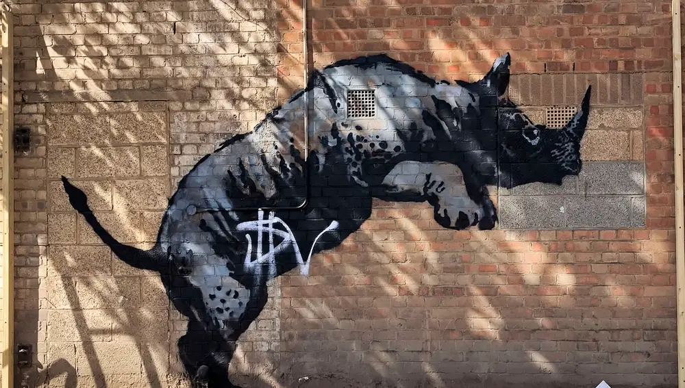 Un hombre desfigura con pintura en aerosol la última obra de arte de Banksy