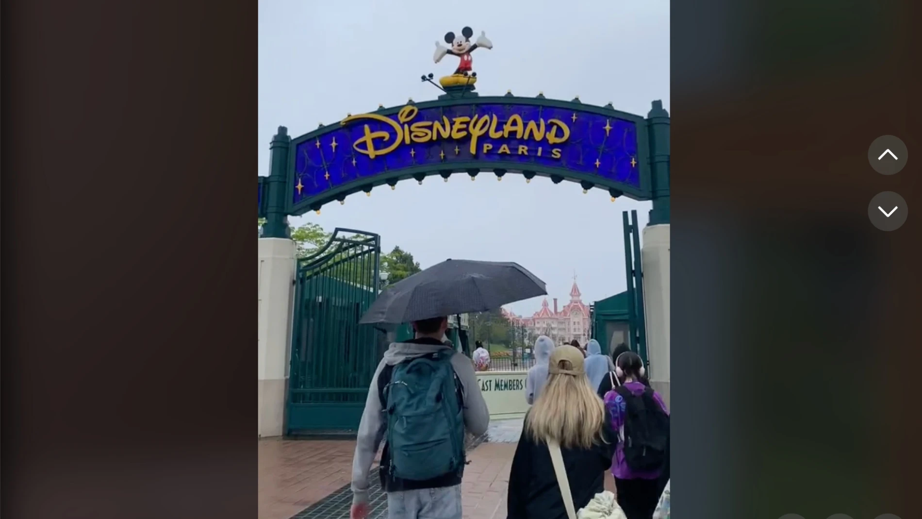 ¿Cómo es trabajar en Disneyland Paris? Una española comparte su día a día en TikTok y resuelve la duda