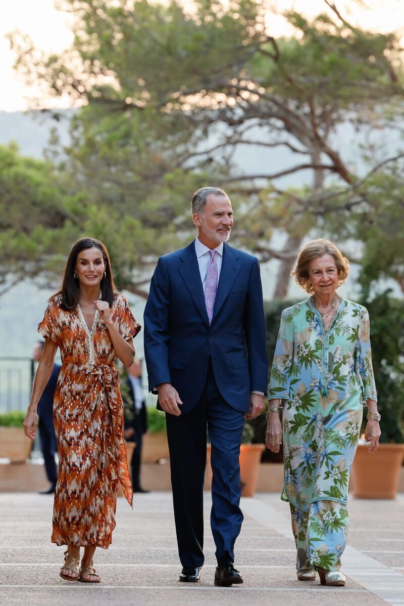 Los reyes Felipe y Letizia (i) y la reina Sofía (d) durante la recepción con representantes de la sociedad balear que se celebra este lunes en el Palacio de Marivent, en Palma de Mallorca.