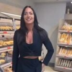 Las redes sociales arden después de un video en el que una influencer va a Mercadona, se quita las bragas y las mete dentro de una bandeja de pan