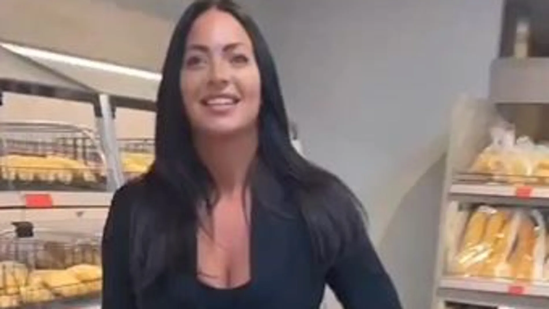 Las redes sociales arden después de un video en el que una influencer va a Mercadona, se quita las bragas y las mete dentro de una bandeja de pan