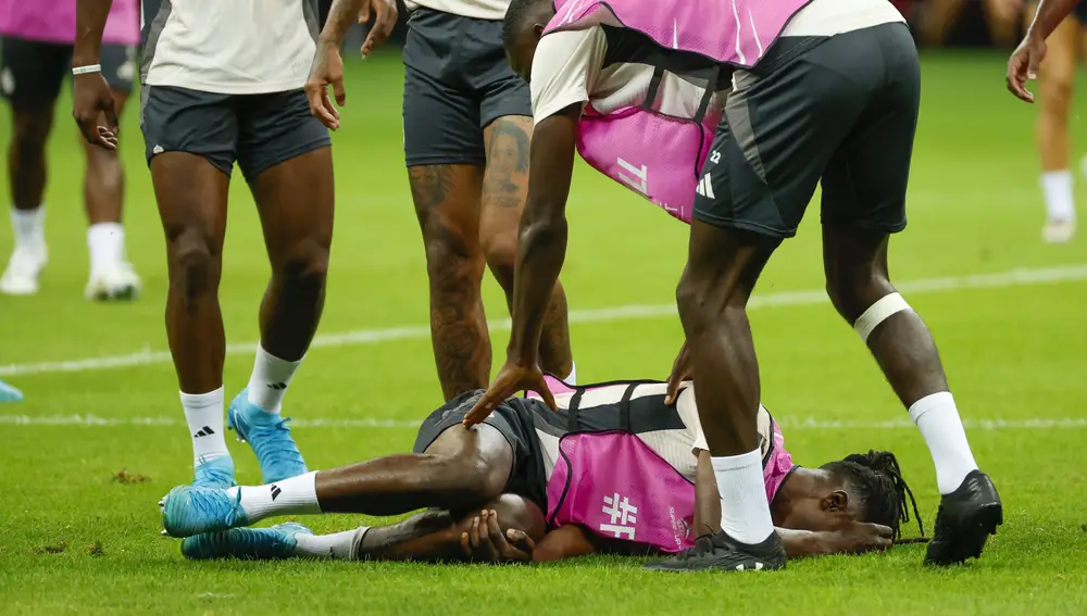 Camavinga se duele de la rodilla izquierda en el entrenamiento del Real Madrid