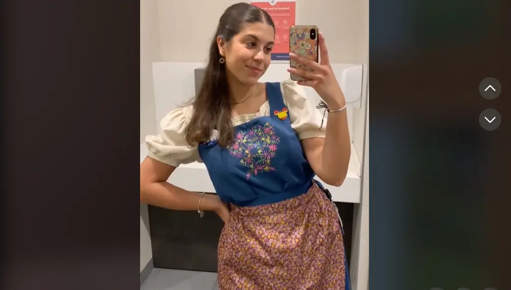 Uniforme de una empleada en Disneyland