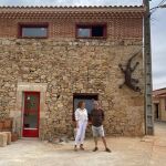 La directora general de Vivienda, Arquitectura, Ordenación del territorio y Urbanismo, María Pardo, ha visitado este martes la instalación acompañada del acalde de Morille, Manuel Ambrosio Sánchez.