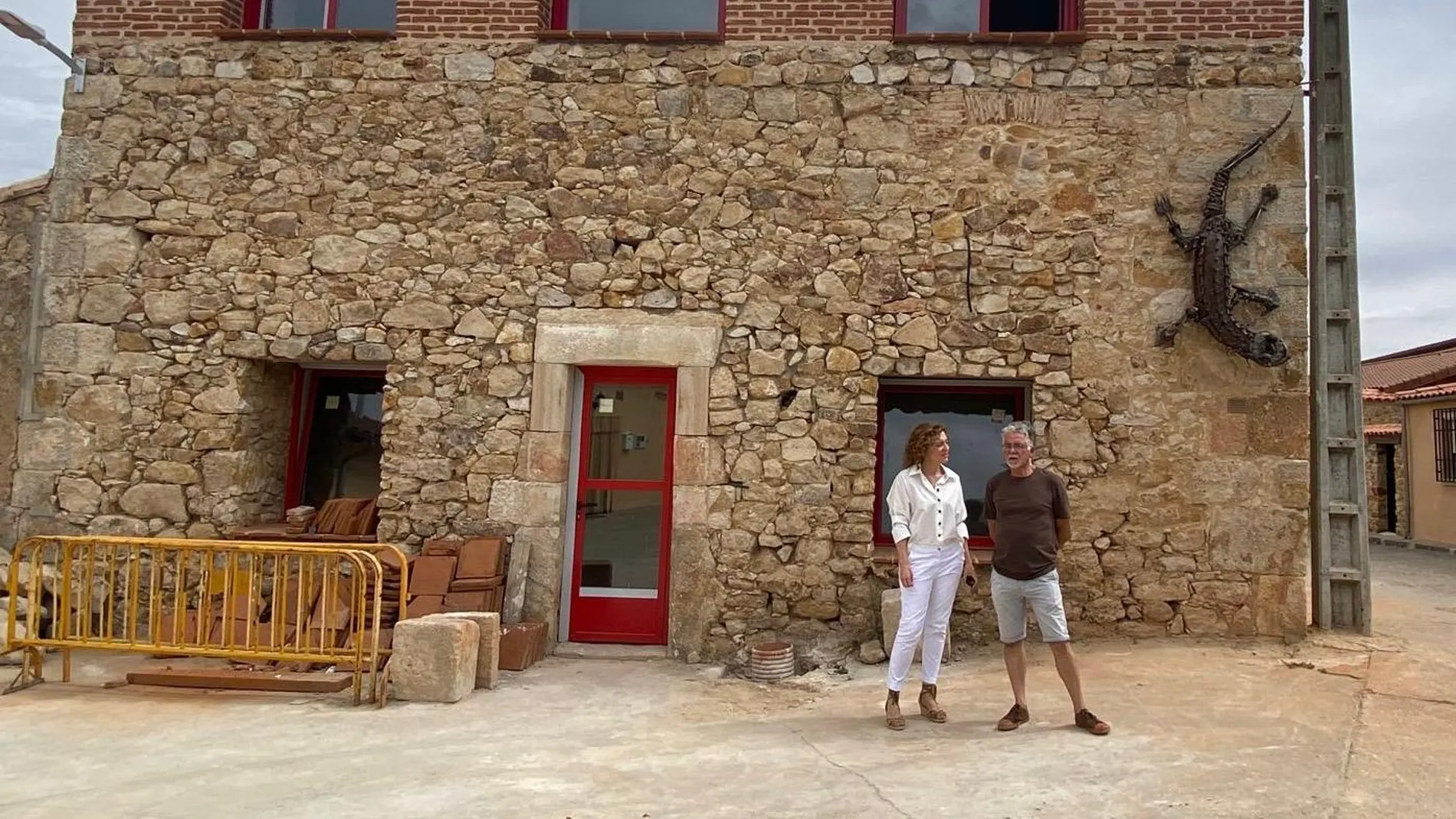 La directora general de Vivienda, Arquitectura, Ordenación del territorio y Urbanismo, María Pardo, ha visitado este martes la instalación acompañada del acalde de Morille, Manuel Ambrosio Sánchez.