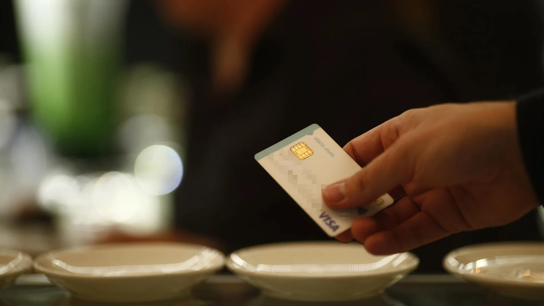 Economía/Finanzas.- Los pagos con tarjetas 'contactless' aumentaron un 15,6% en la segunda mitad de 2023